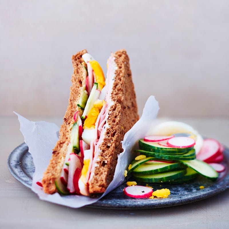 Saftiges Geflügelbrust-Ei-Sandwich