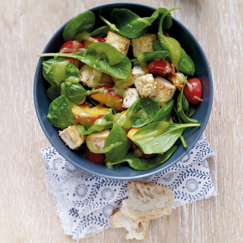 Sommersalat mit gebratenem Pfirsich und mariniertem Tofu