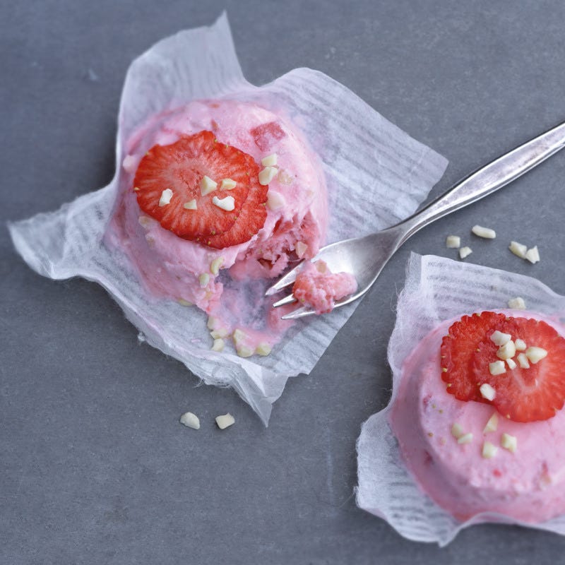 Mini-Glacetörtchen mit Erdbeeren