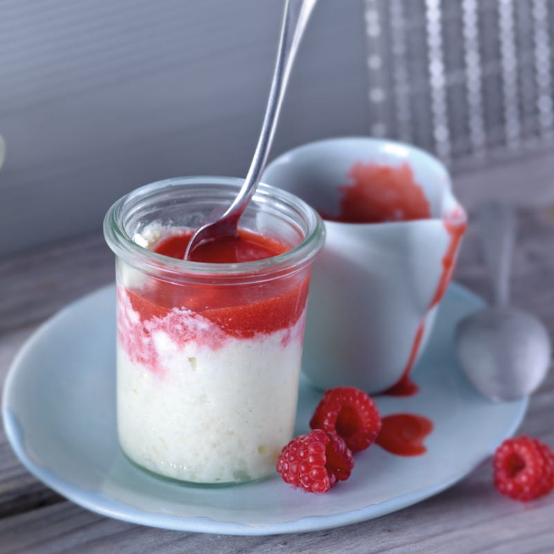 Cheesecake im Glas mit Beerensauce