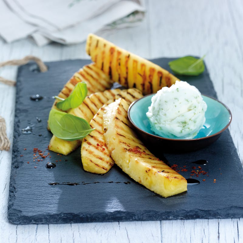 Ananassticks mit Zitronen-Basilikum-Sorbet