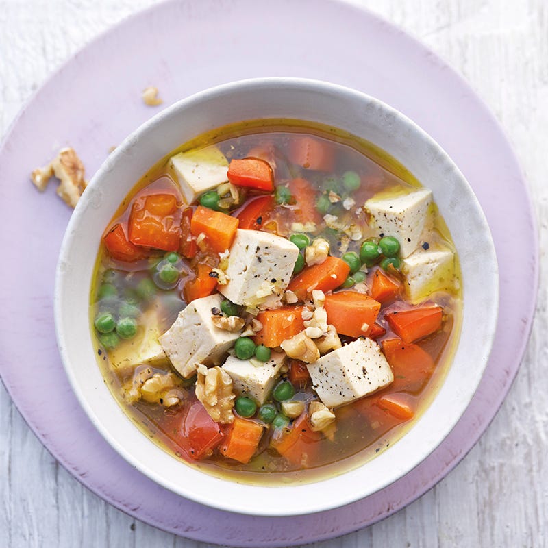 Gemüsesuppe mit mariniertem Tofu