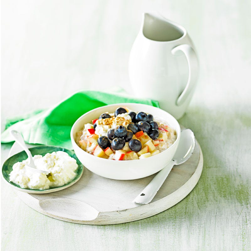 Creamy oat porridge with apple and blueberries