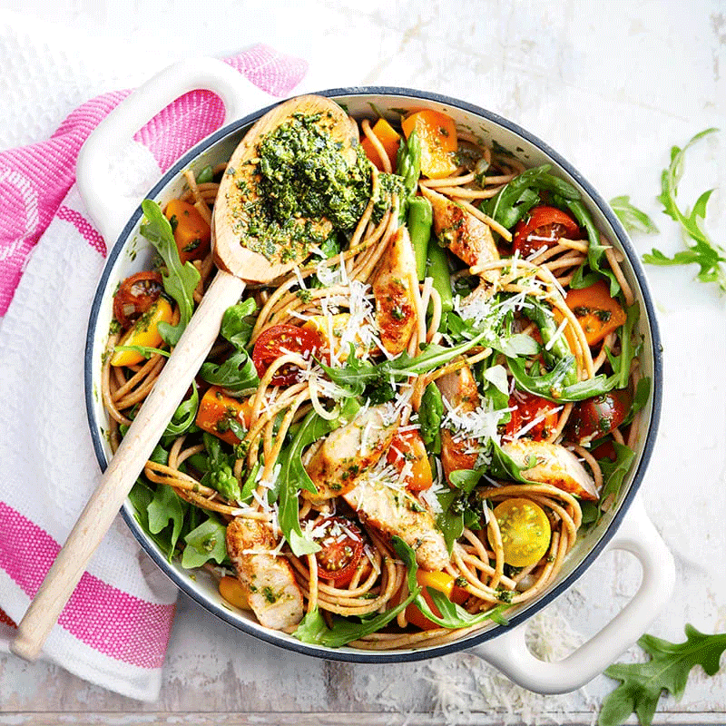 One pot spaghetti with pumpkin and pesto