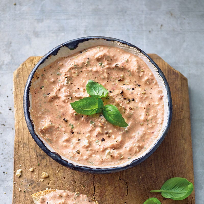 Fetacreme mit getrockneten Tomaten und Basilikum