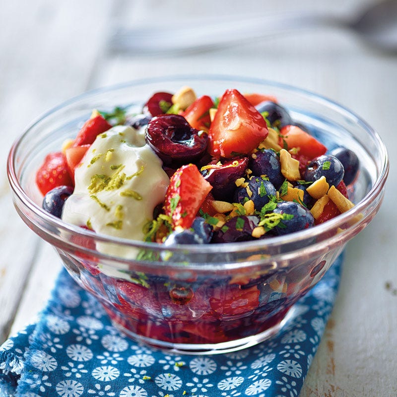 Fruchtsalat mit Limetten-Dressing und Joghurttopping