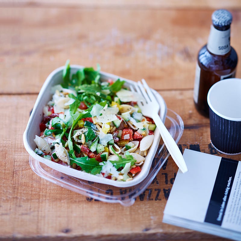 Pastasalade met parmezaandressing