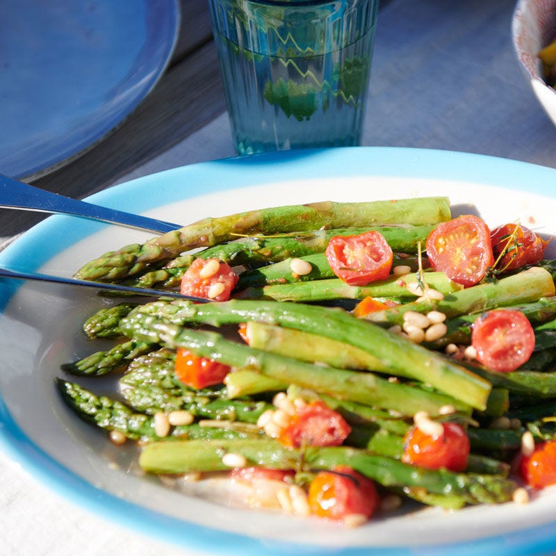 Gegrilde asperges met tomaten