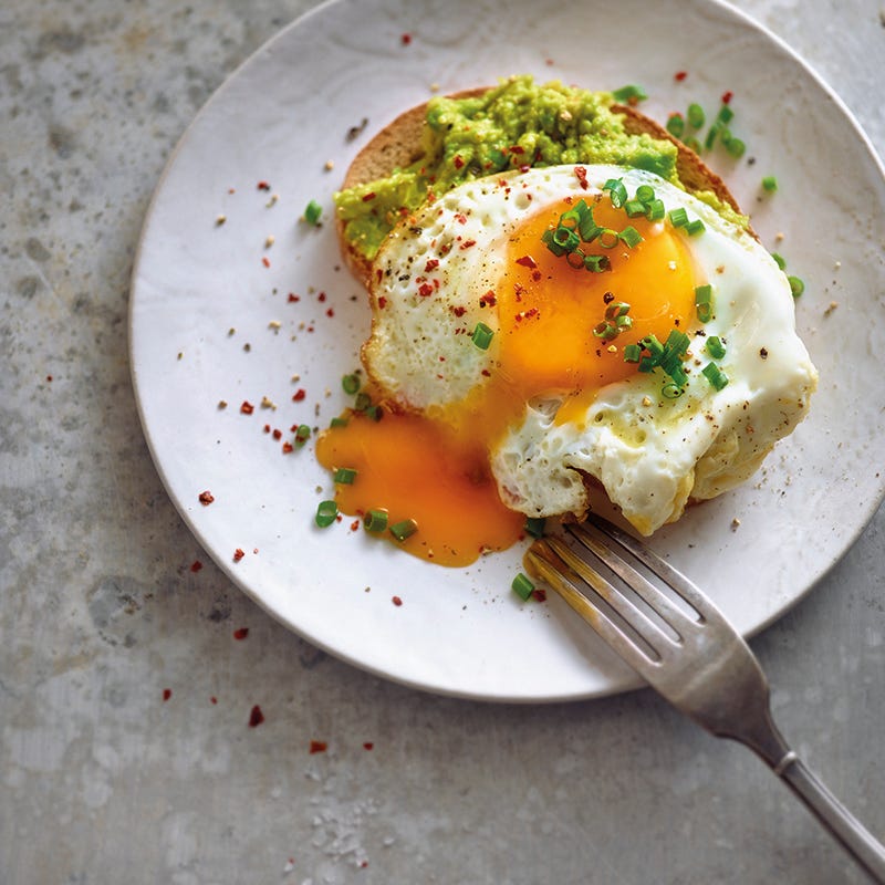 Geroosterd boerenbrood met avocado en spiegelei