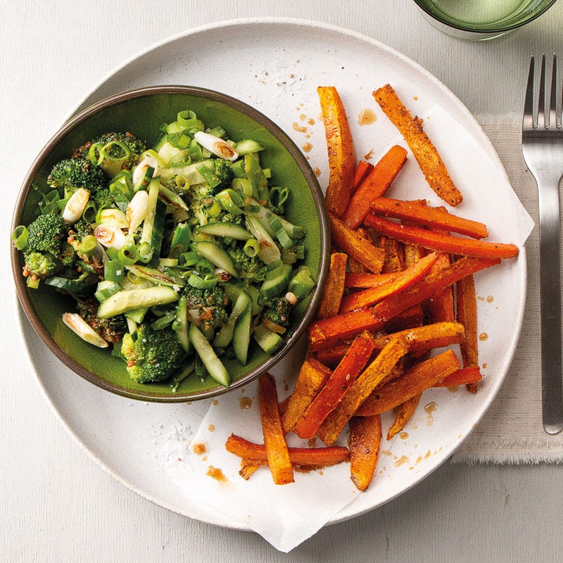 Lauwarmer Broccolisalat mit Cashewdressing und Süsskartoffelpommes