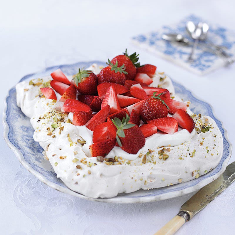 Pavlova mit Erdbeeren