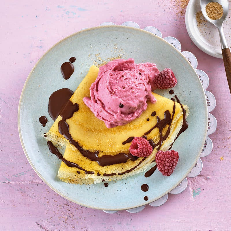 Crêpes mit Himbeer-Bananen-Glace