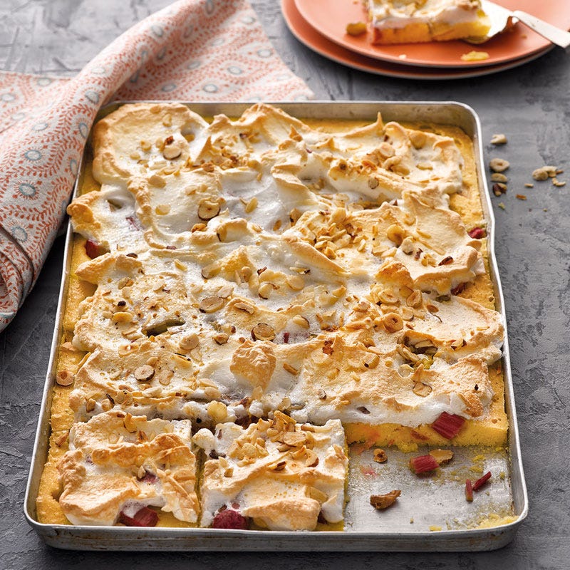 Rhabarberkuchen mit Nussbaiser