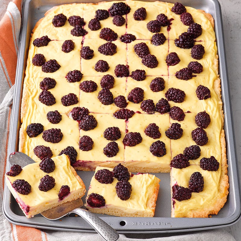 Quarkschnitten mit Brombeeren