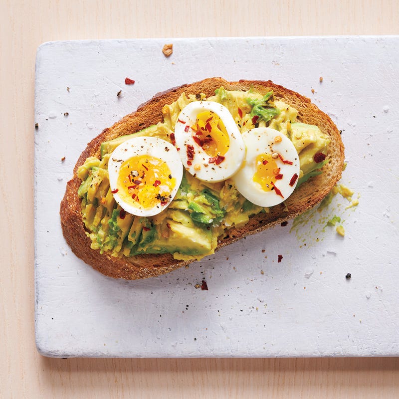 Vollkornbrot mit Avocado und Ei