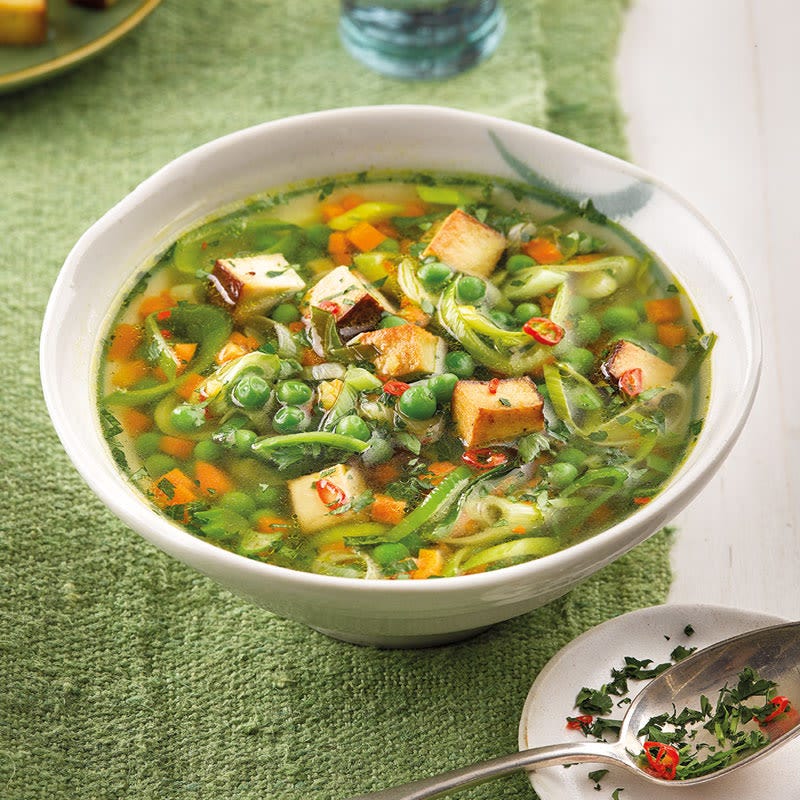 Frische Erbsensuppe mit Räuchertofu