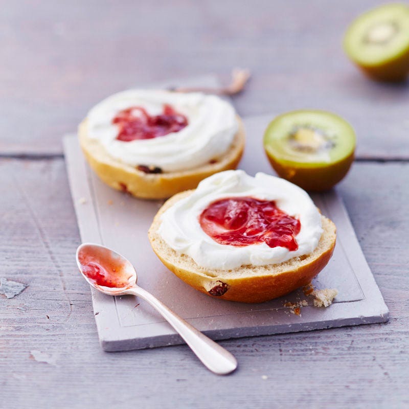 Rosinenbrötli mit Quark und Konfitüre