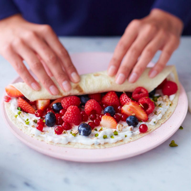 Ruck-zuck-Pfannkuchen mit bunten Beeren