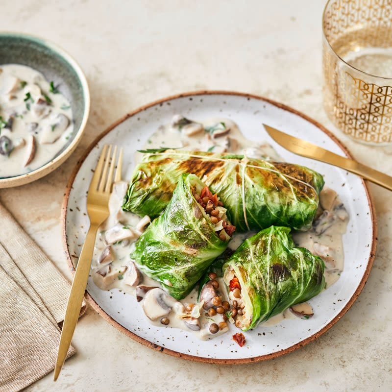 Spitzkohlrouladen mit cremiger Pilzrahmsauce