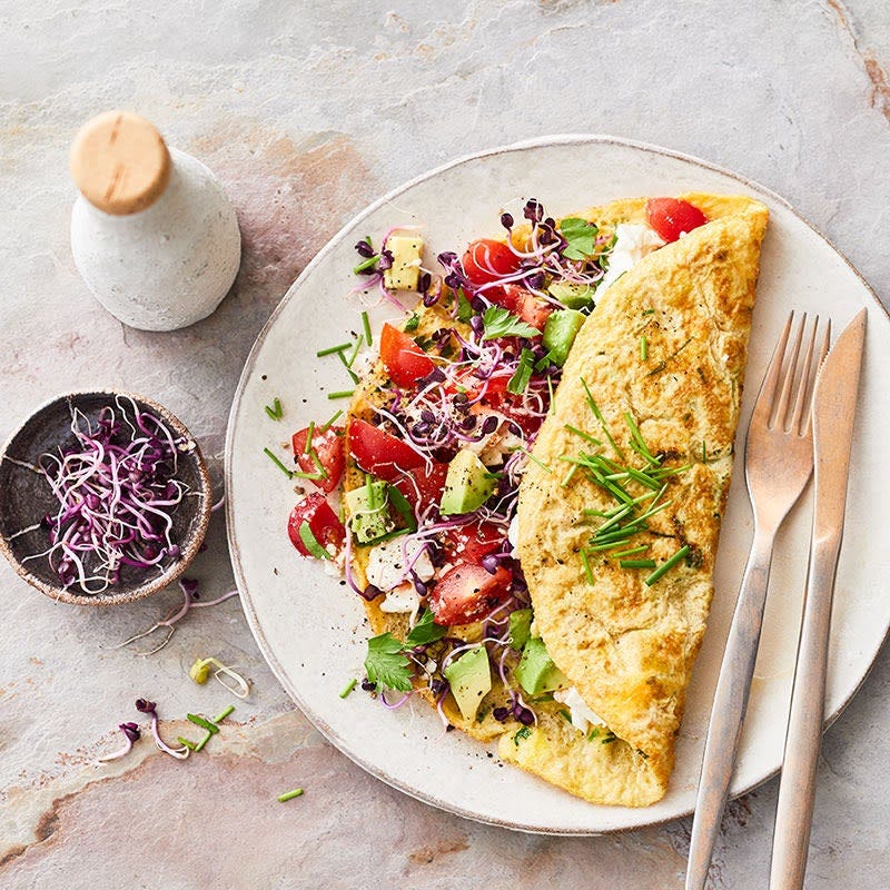 Gefülltes Kräuteromelette mit Avocado, Tomaten und Sprossen