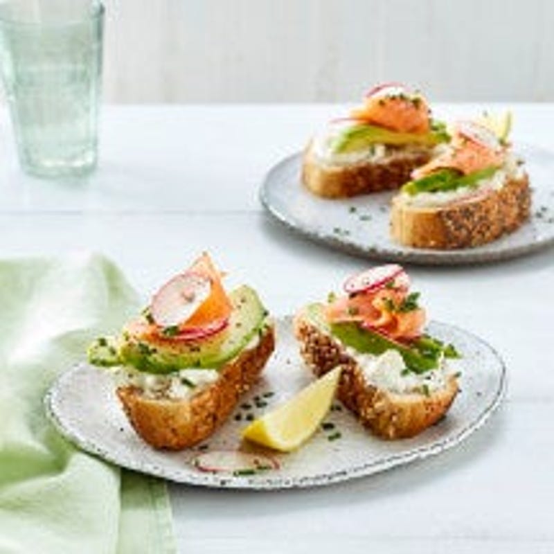 Avocado-Schnitten mit Lachs