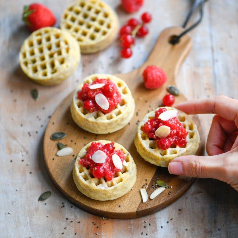 Mehrkorn-Waffeln mit roten Beeren