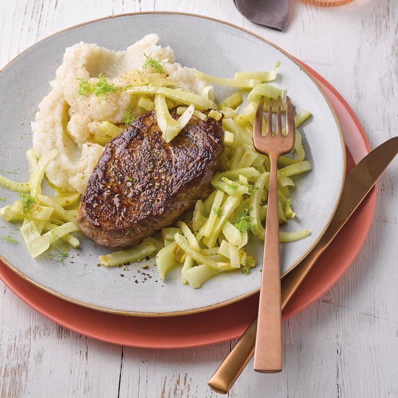 Steak mit Blumenkohlpüree und Fenchel