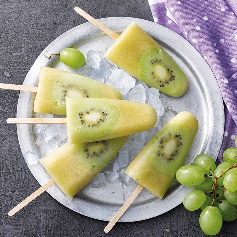 Grape and kiwi ice pops