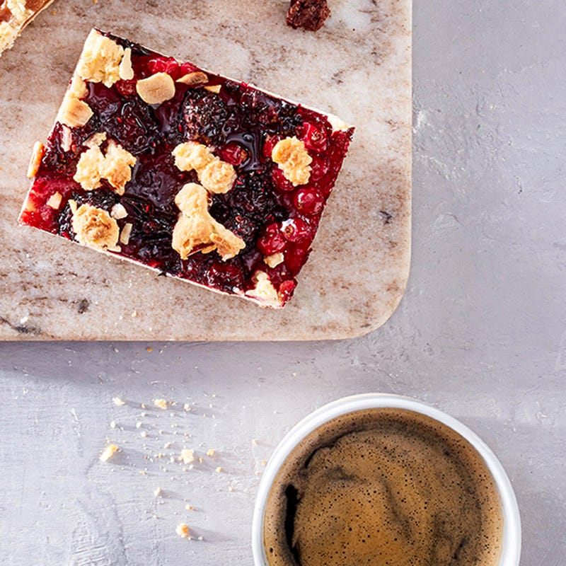 Beerenschnitten mit Nussstreuseln