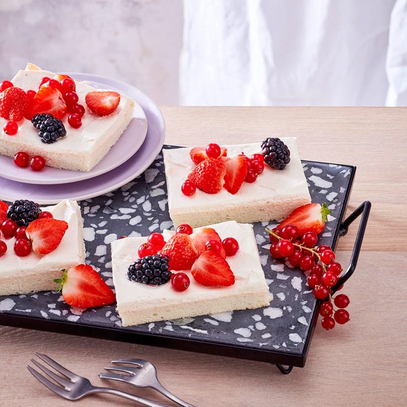 Weisse Biskuitschnitten mit Joghurtcreme und Beeren