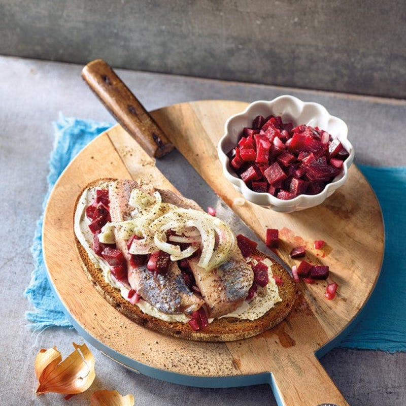 Matjes und Rote Bete auf Brot
