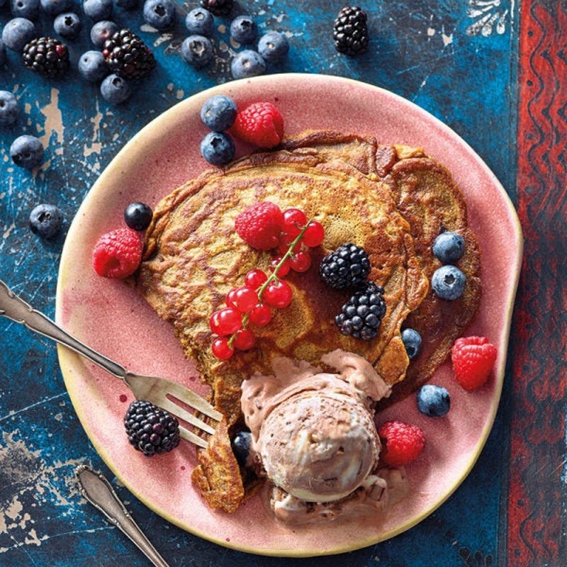 Kaffee-Pfannkuchen mit Eis und Beeren