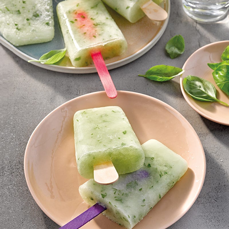 Melonen-Basilikum-Sorbet am Stiel